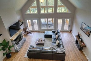 Smart TV, fireplace, foosball, table tennis - Luxury Mountain Lodge/ Pickleball court/ Game room/ Jacuzzi tub/ Sleep 16+ (Ellijay)
