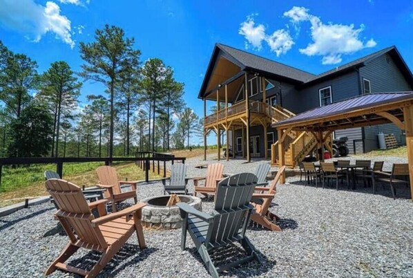 Outdoor dining - Luxury Mountain Lodge/ Pickleball court/ Game room/ Jacuzzi tub/ Sleep 16+ (Ellijay)