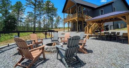 Luxury Mountain Lodge/ Pickleball court/ Game room/ Jacuzzi tub/ Sleep 16+