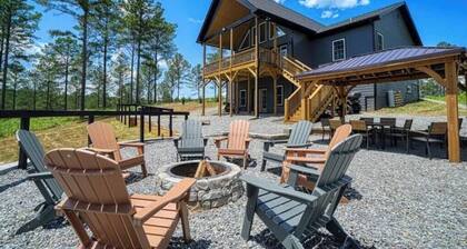 Luxury Mountain Lodge/ Pickleball court/ Game room/ Jacuzzi tub/ Sleep 16+