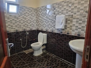 Een haardroger, handdoeken, zeep, toiletpapier