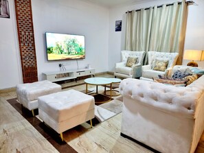 Smart TV - Leisure and discovery Enjoy the sea breeze on a comfortable hammock. (Dar es Salam)