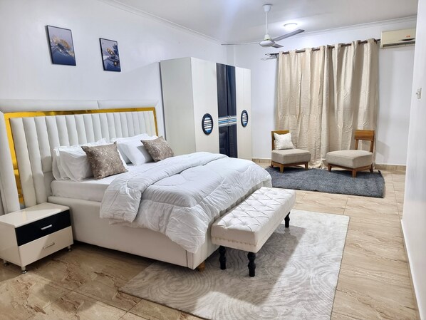 3 slaapkamers, een strijkplank/strijkijzer, wifi, beddengoed