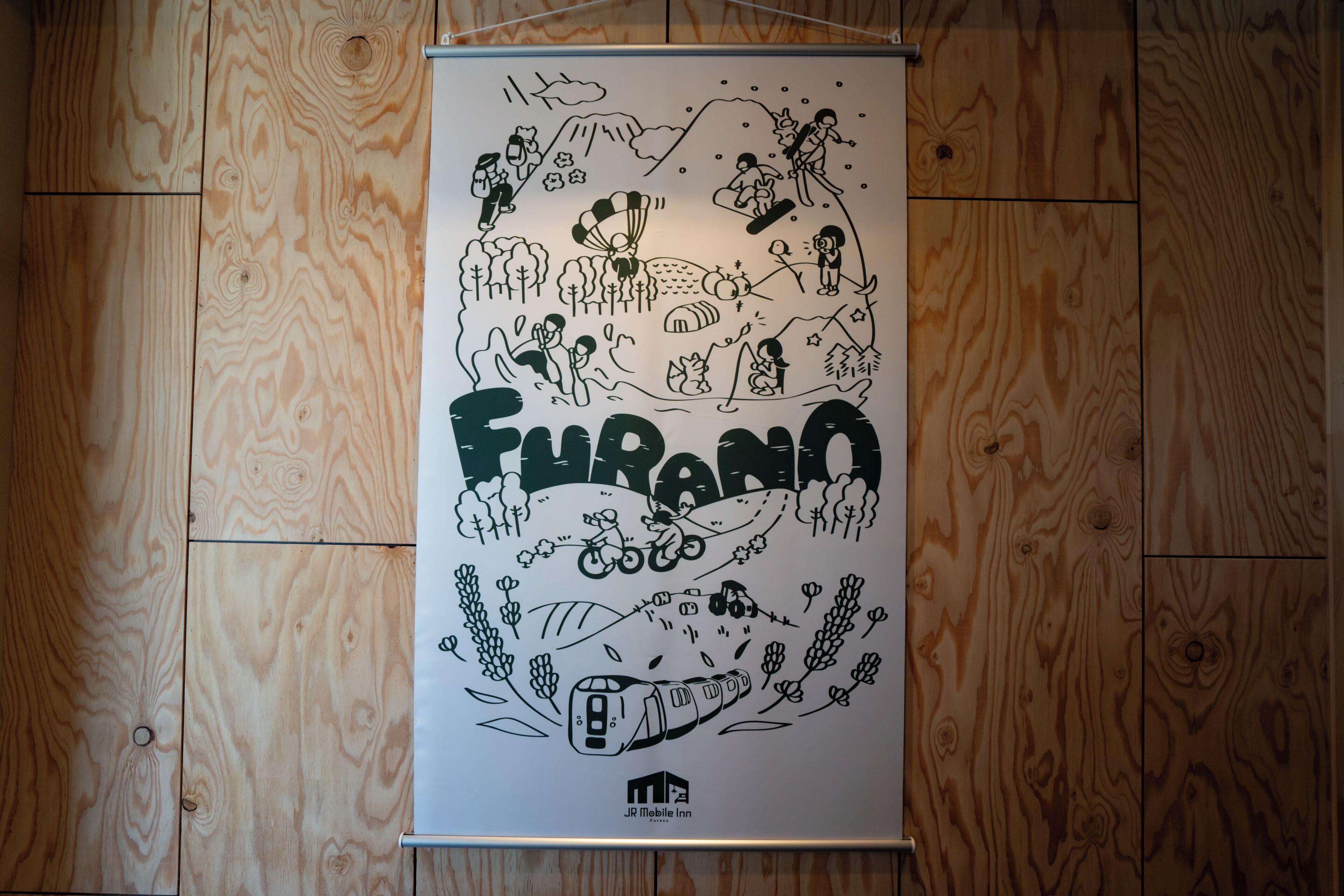 Un manifesto con il testo "Furano" e illustrazioni di attività all'aperto, tra cui sci e escursioni.