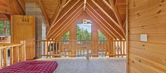 Three Peaks Retreat: Pool, Hot Tub & Fireplace