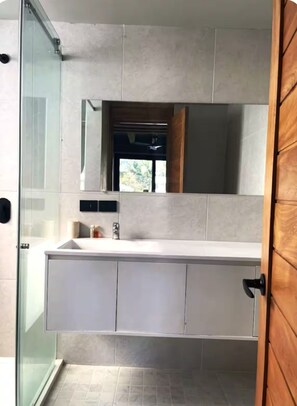 Ducha, secador de pelo y toallas