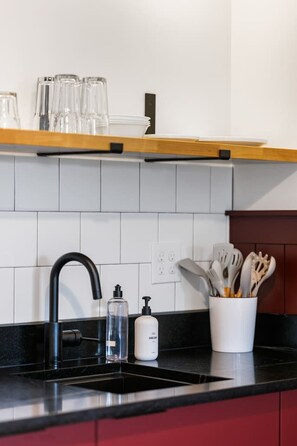 Réfrigérateur, four à micro-ondes, cafetière-théière