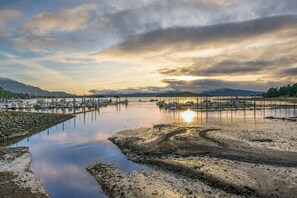 Marina - Modern Harbor Stay | Steps to Tours & Eats (Juneau)