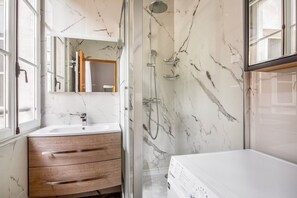 Secador de pelo y toallas