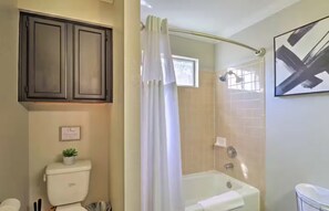 Hair dryer, towels, soap, toilet paper - Charming 3-bedroom house North Austin Abode: Sleeps 9, 10 Mins to Domain! (Austin)
