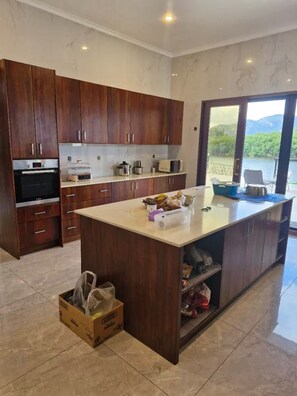 Micro-ondes, four, plaque de cuisson, lave-vaisselle