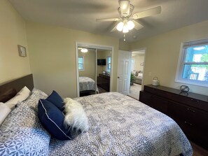 2 bedrooms, desk, iron/ironing board, WiFi