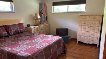 2 bedrooms, desk, iron/ironing board, free WiFi