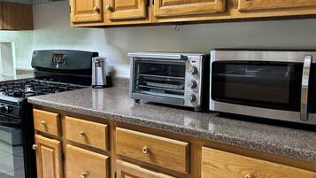 Kylskåp, mikrovågsugn, ugn och spishäll