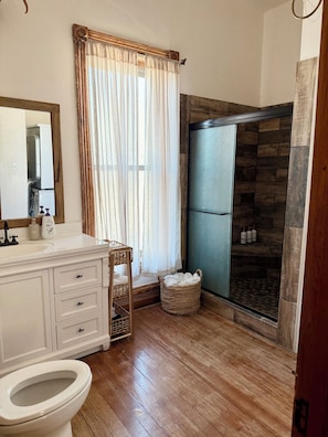 Shower, hair dryer, towels, soap - Charming Historical 4BR Home in Central Del Rio (Del Rio)