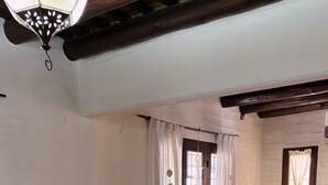 Una sala de estar acogedora con un sofá gris, una mesa de centro de madera y una alfombra mullida.