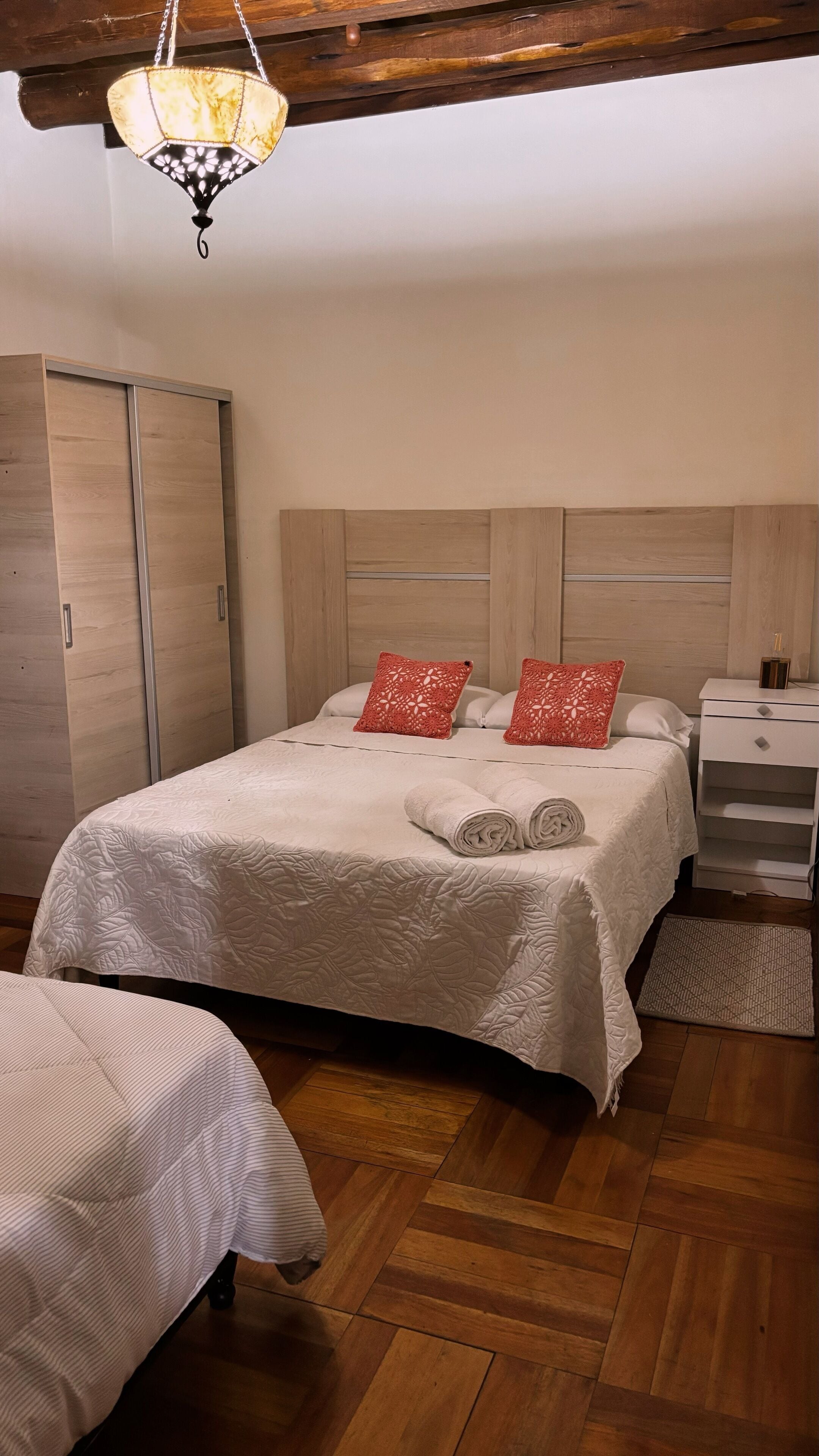 2 habitaciones, tabla de planchar con plancha, wifi y ropa de cama 