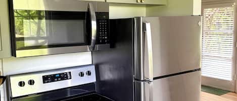 Microondas, horno, parrilla de estufa y lavavajillas