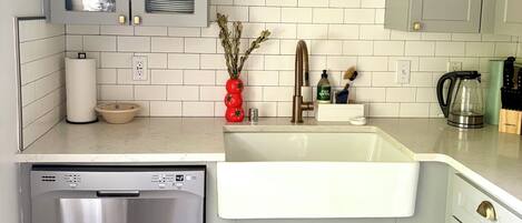 Mikroaaltouuni, uuni, liesi, astianpesukone