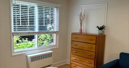 Cozy 1-bedroom apartment in charming Mercer Island with WiFi, tennis courts