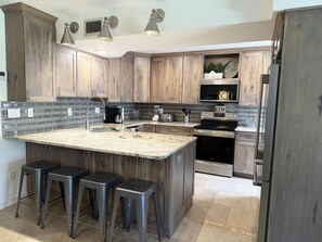Refrigerador, microondas, horno, placa de cocina