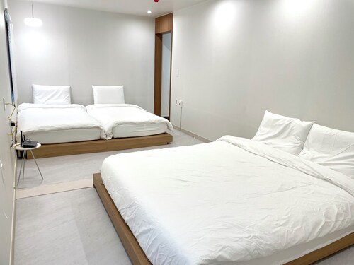 Serene building with WiFi in beautiful Busan
There is a large bed.