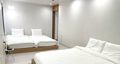 Serene building with WiFi in beautiful Busan
There is a large bed.