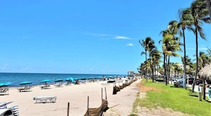 Beach nearby, sun loungers, beach towels