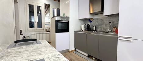 Kühlschrank, Kochgeschirr/Geschirr/Besteck