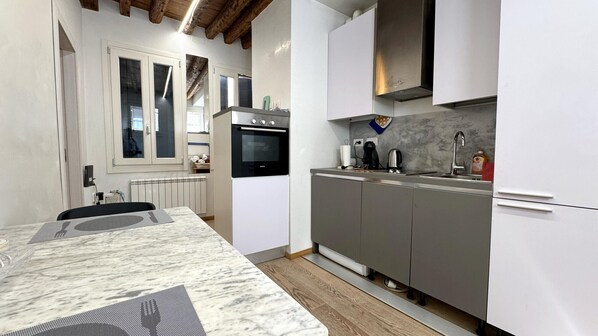 ثلاجة، مستلزمات طهي/أطباق/أوعية