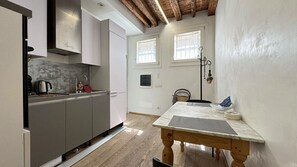 Réfrigérateur, batterie de cuisine, vaisselle et ustensiles
