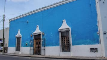 Vista frontal de la propiedad