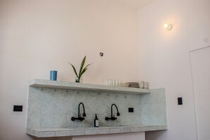 Mini réfrigérateur, micro-ondes, plaque de cuisson