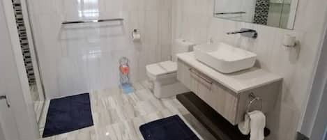 Secadora de cabello, toallas, jabón, papel de baño
