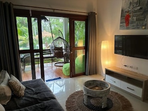 Deluxe Villa, Pool View | Living area