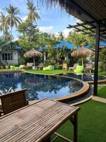 Una piscina al aire libre