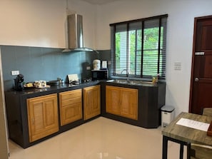 Deluxe Villa, Pool View | Private kitchen