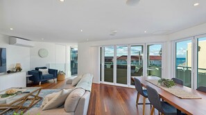 TV - Skywater Retreat 3 bedrooms (The Entrance)