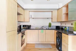 Fridge, microwave, oven, stovetop - Discounted Service Apartments / Luxury Homes (Leicester)