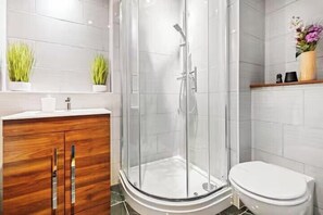 Een douche, handdoeken