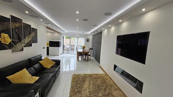 TV, fireplace, stereo