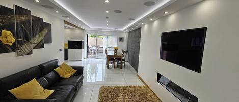 Fernseher, Kamin, Stereoanlage