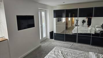 4 bedrooms, iron/ironing board, WiFi, bed sheets