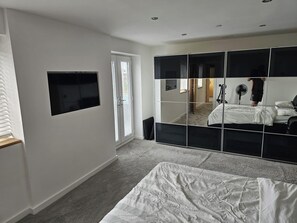 4 bedrooms, WiFi, bed sheets, wheelchair access