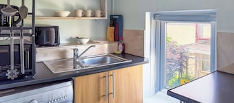 Glastonbury-FreeParking-ContactlessCheckIn-Sleeps2