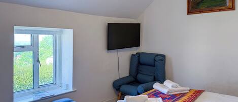 Planxa i posts de planxar, wifi i roba de llit