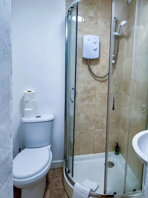 Dusj, hårføner og håndklær