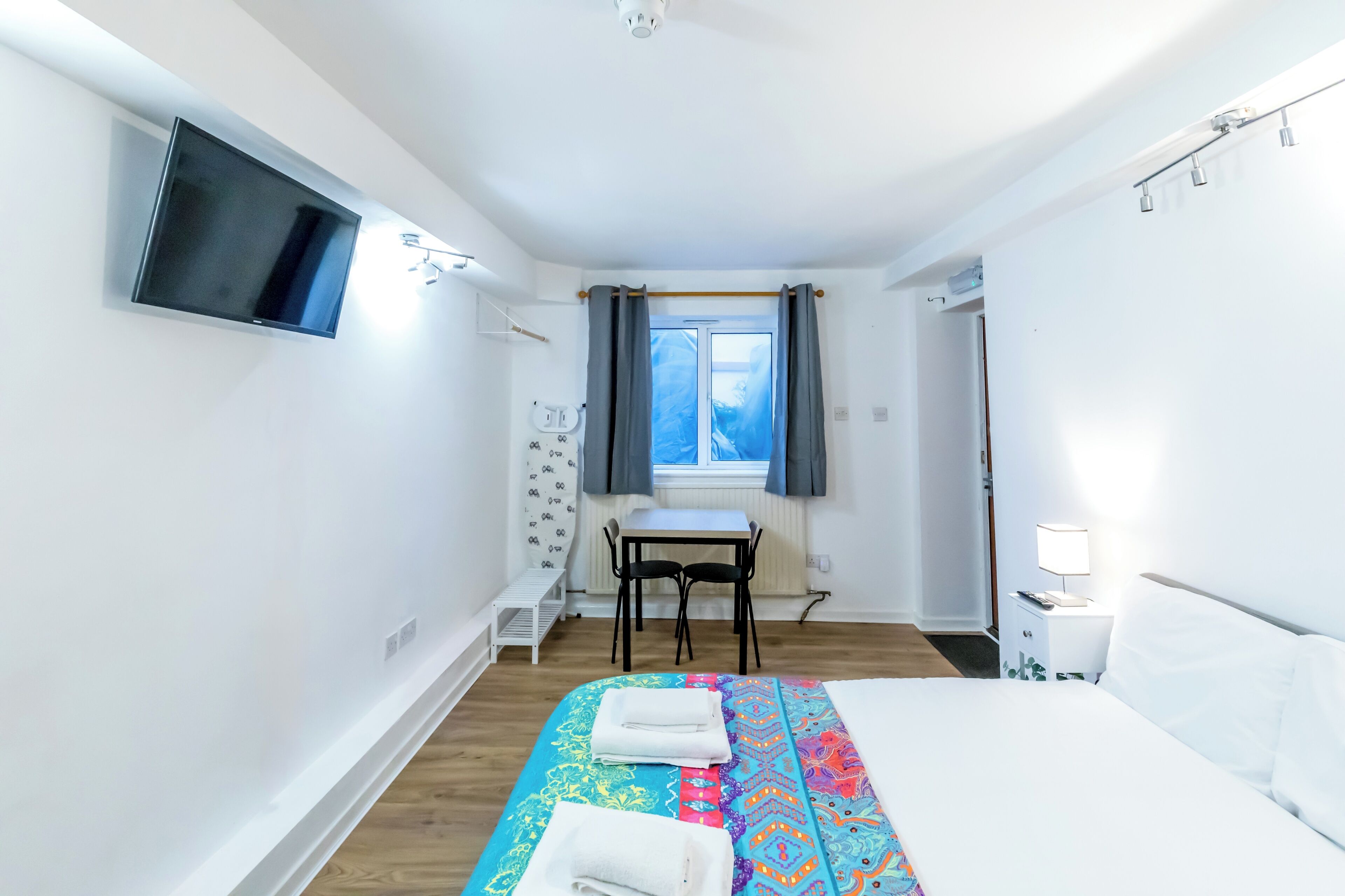 Een strijkplank/strijkijzer, wifi, beddengoed