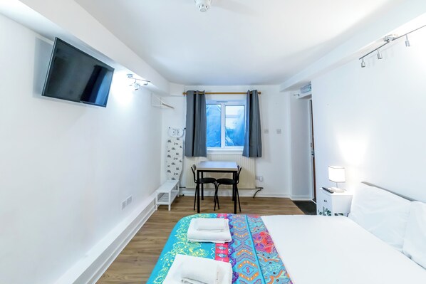 Een strijkplank/strijkijzer, wifi, beddengoed