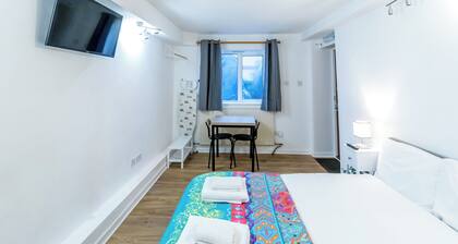 Glastonbury - ContactlessCheckIn - Free Parking